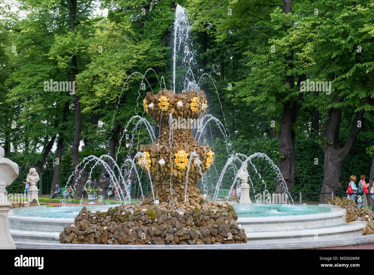 SAINT PETERSBURG, Russia - 18 agosto 2017: Corona fontana nel giardino estivo. Questo parco è uno dei più antichi di San Pietroburgo è stata progettata Foto Stock