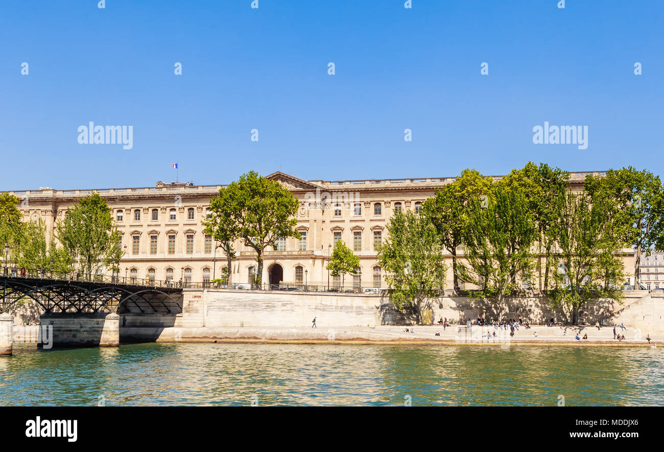 Ponts arti e visualizzare il frammento del Louvre edifici del cortile quadrato (Cour Carree) del museo del Louvre. Parigi, Francia Foto Stock