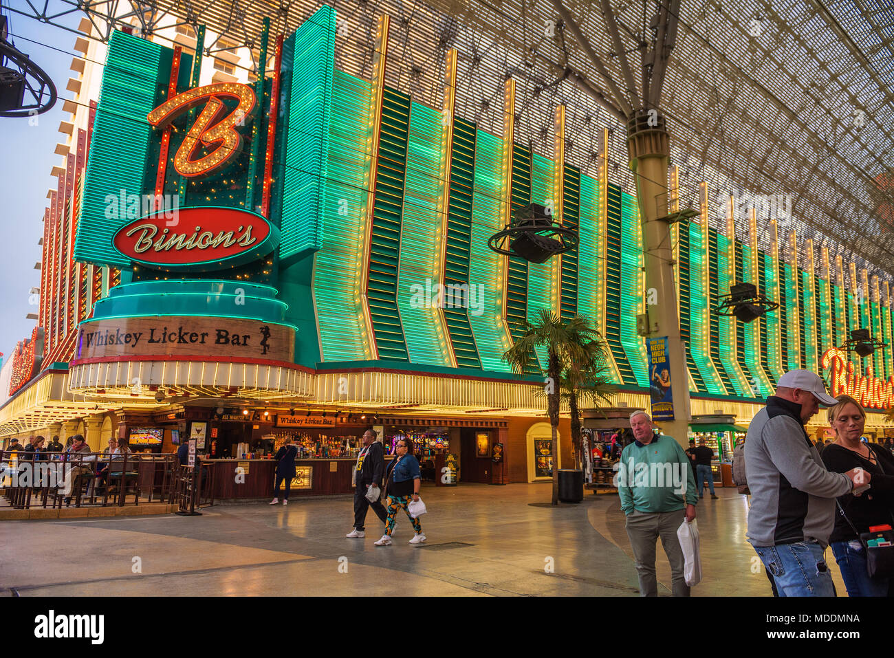 Fremont Street con molte luci al neon e turisti in Las Vegas Foto Stock