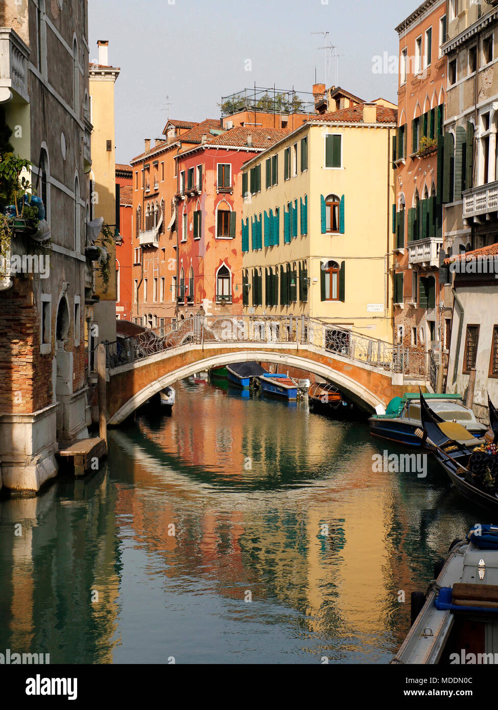 Vista sul canale veneziano, Italia Foto Stock