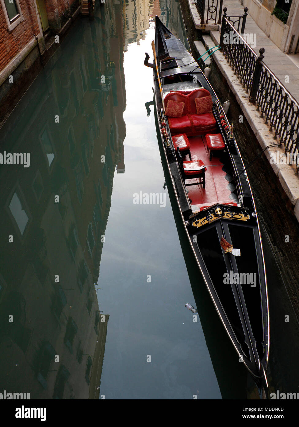 Vista sul canale veneziano con gondola, Italia Foto Stock