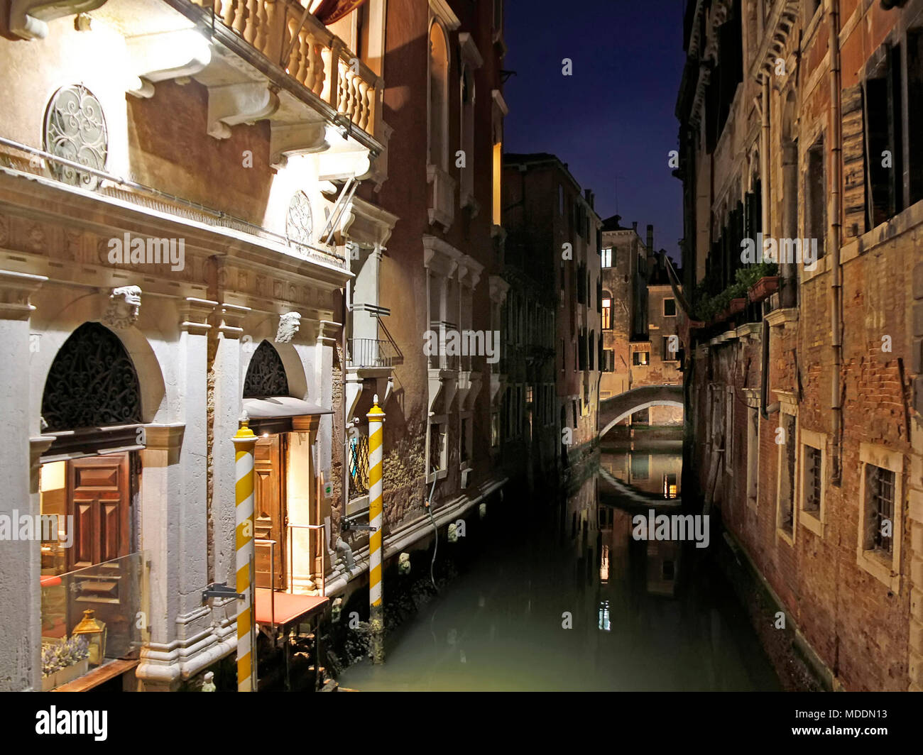 Vista sul canale veneziano di notte, Italia Foto Stock