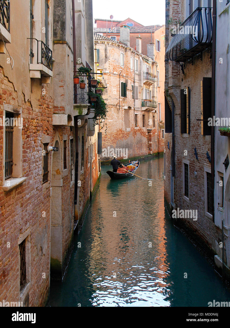 Vista sul canale veneziano, Italia Foto Stock