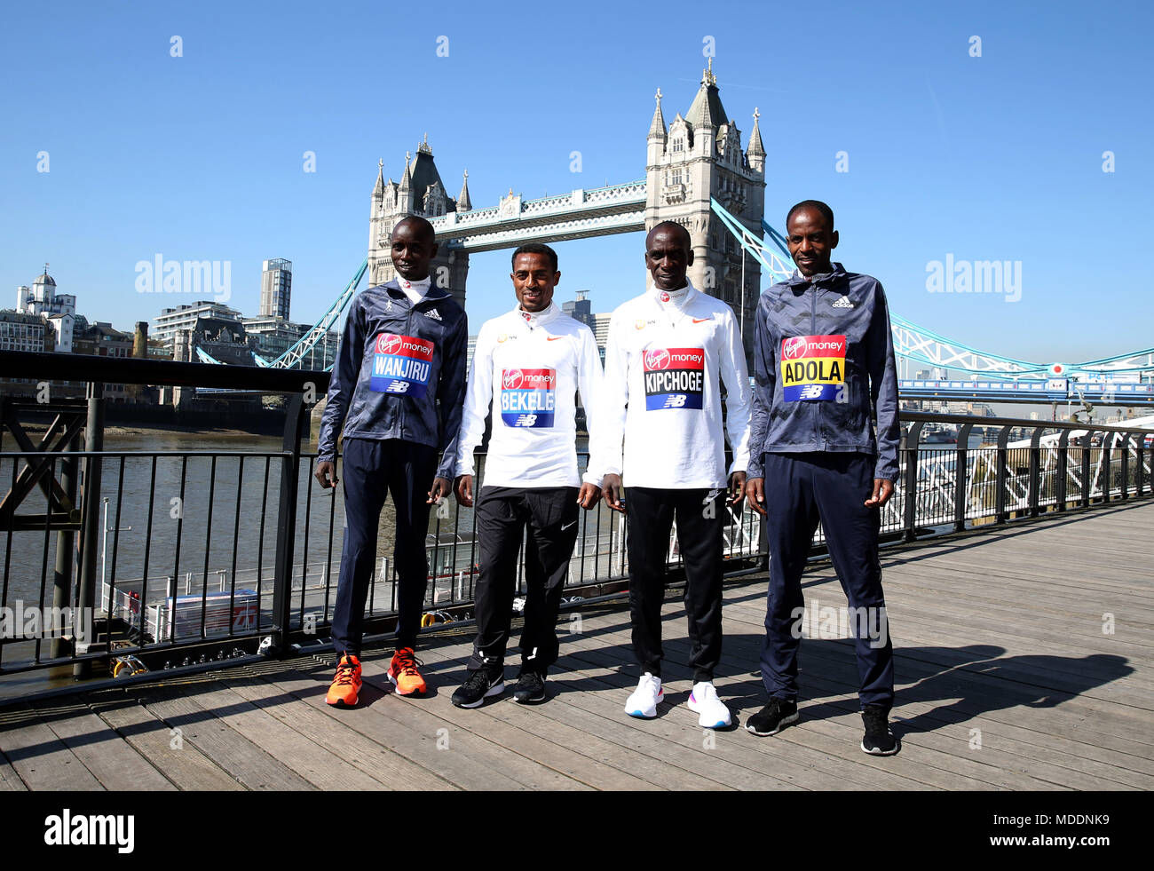Il Kenya è Daniel Wanjiru, Etiopia's Kenenisa Bekele, KENIOTA ELIUD KIPCHOGE e Etiopia's Guye Adola posano per una foto nella parte anteriore del ponte della torre durante il media day al Tower Hotel, Londra. Foto Stock