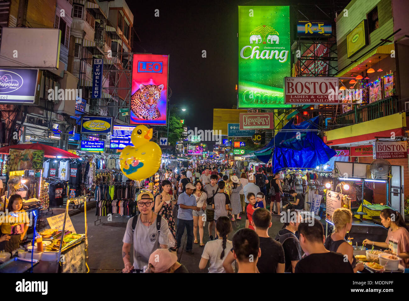 La vita notturna a Khaosan Road nel centro di Bangkok Foto Stock