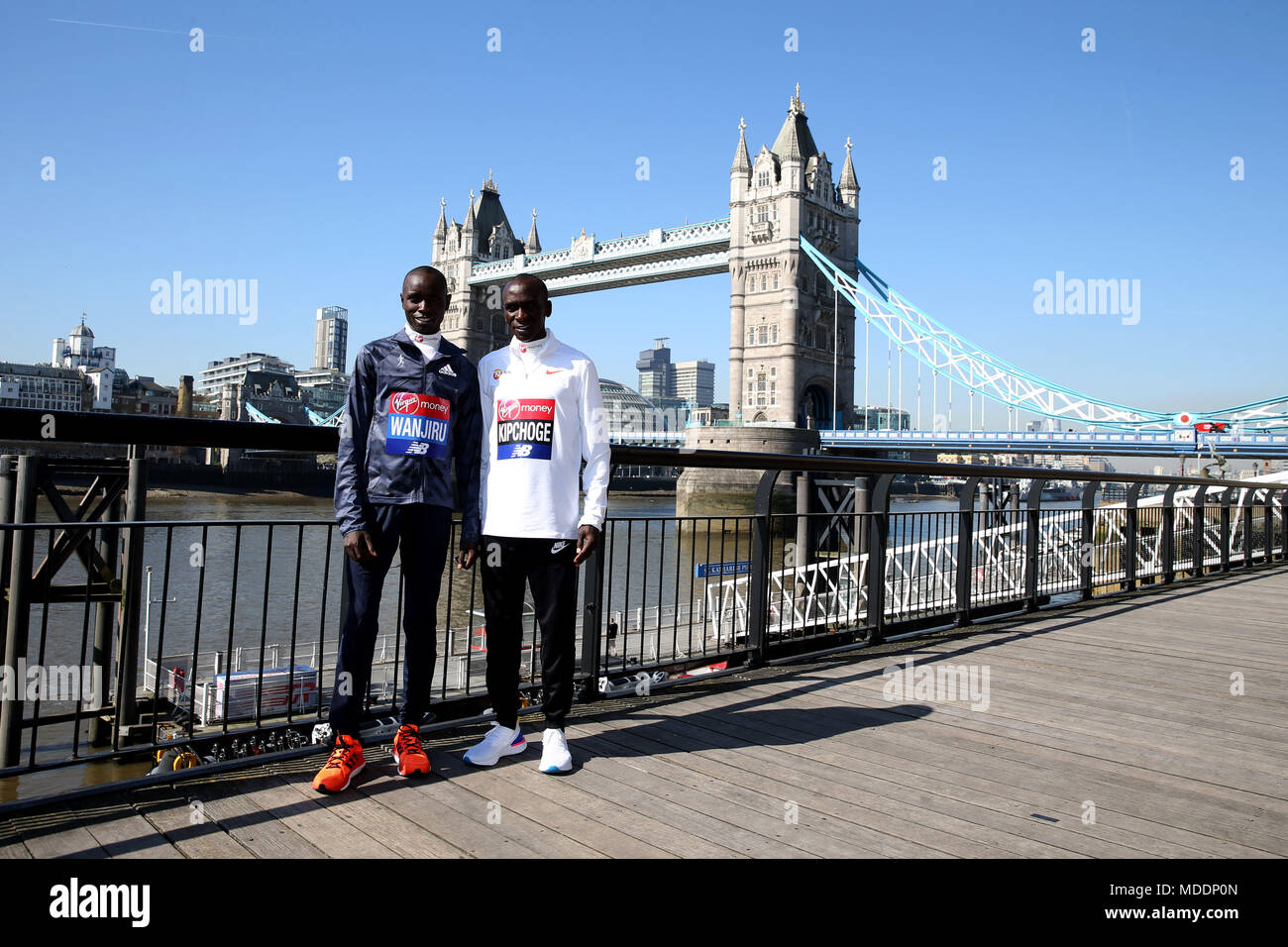 Il Kenya è Daniel Wanjiru (sinistra) e Eliud Kipchoge posano per una foto nella parte anteriore del ponte della torre durante il media day al Tower Hotel, Londra. Stampa foto di associazione. Picture Data: giovedì 19 aprile, 2018. Vedere PA storia atletica Marathon. Foto di credito dovrebbe leggere: Steven Paston/PA FILO Foto Stock