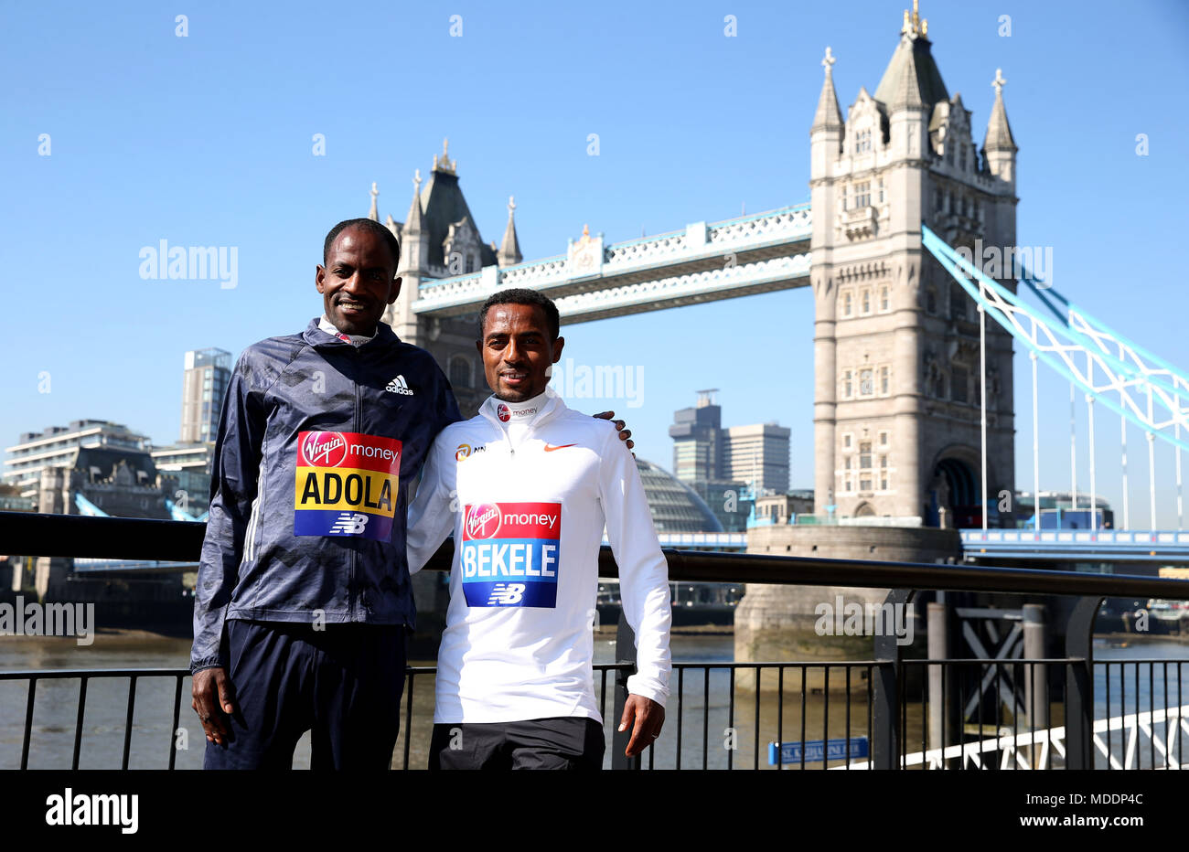 Etiopia's Guye Adola (sinistra) e Kenenisa Bekele posano per una foto nella parte anteriore del ponte della torre durante il media day al Tower Hotel, Londra. Foto Stock