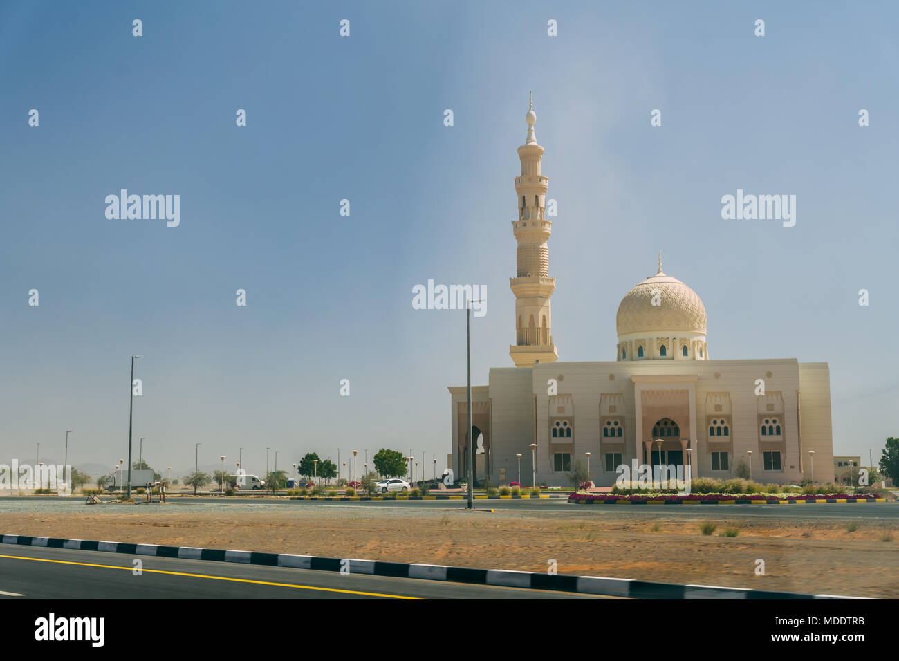 Tyical moschea islamica sulla strada negli Emirati Foto Stock