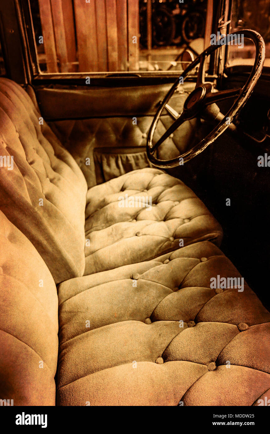 Interno di un vintage cruscotto di una vecchia auto. Tonalità seppia, grunge stile. Foto Stock
