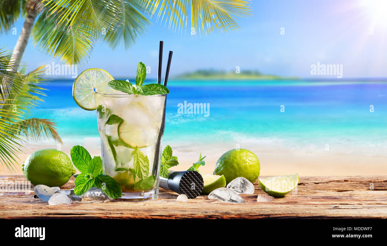 Il Mojito fresco drink sulla tavola in spiaggia tropicale Foto Stock