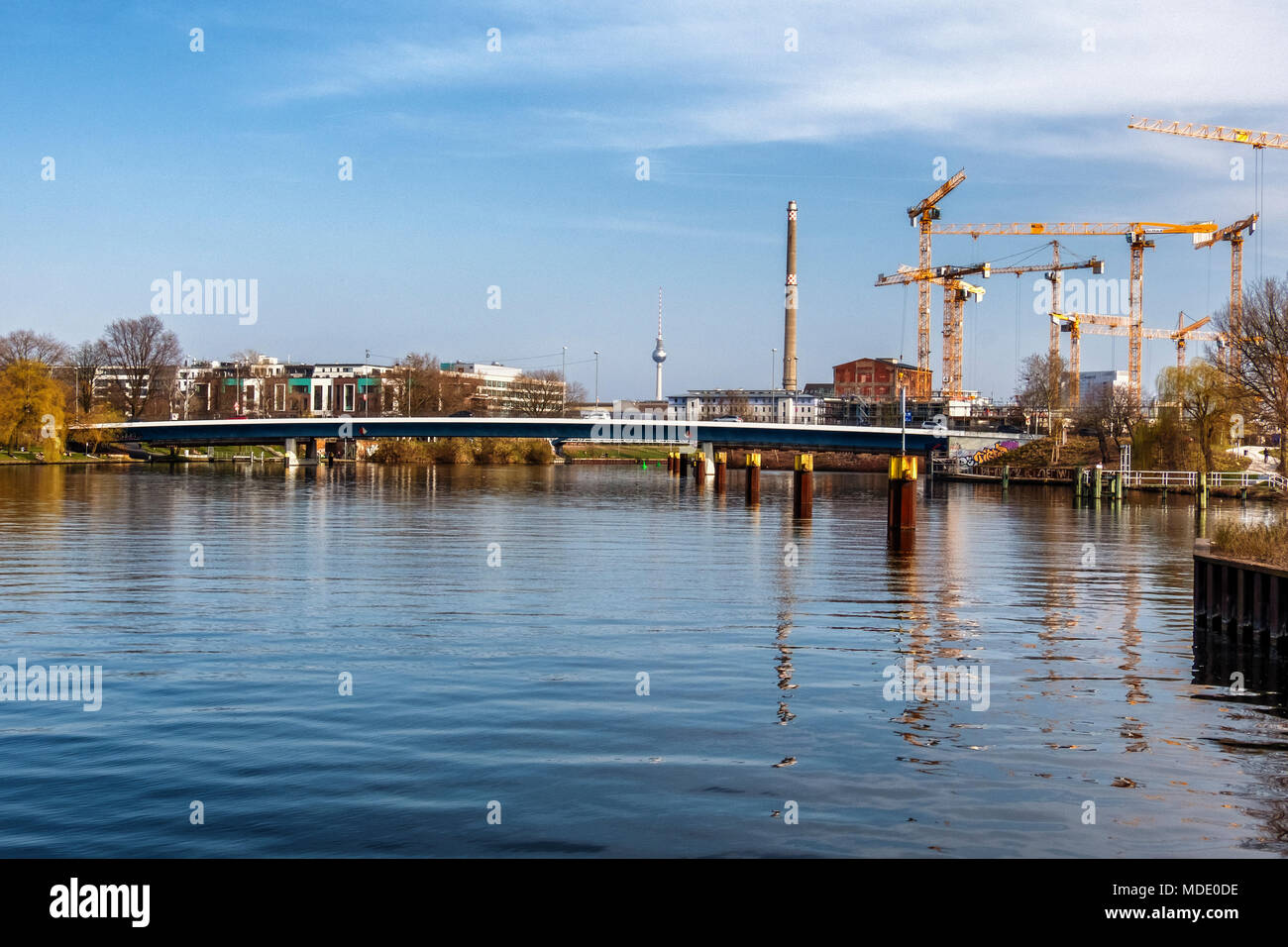 Berlin-Moabit,Nordhafen, porto nord, ponte sul porto con gru di cantiere e la Fernsehturm torre della TV Foto Stock