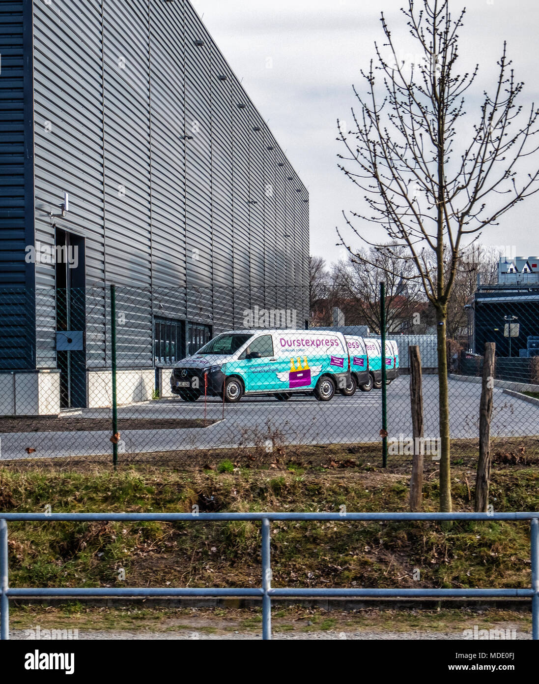 Berlin Charlottenburg-Wilmersdorf. Durstexpress furgoni parcheggiati fuori magazzino accanto al Westhafen canal. On-line ordinazione bevande business Foto Stock
