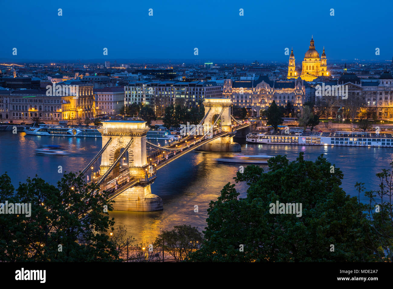 Budapest Chain Bridge, panorama di notte Foto Stock