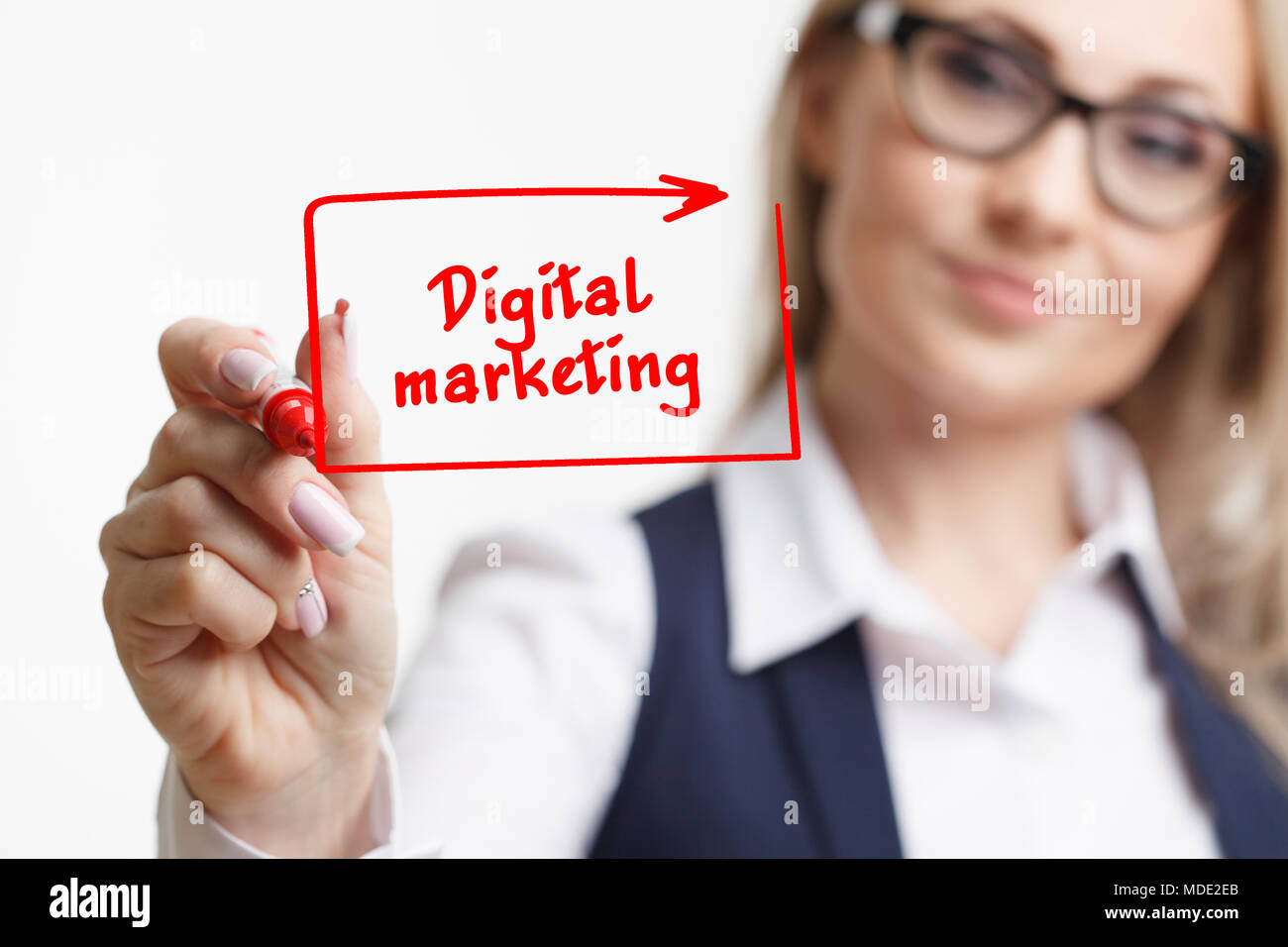 Business donna a scrivere qualcosa con un marcatore o la penna.digital marketing concetto tecnologico. Foto Stock