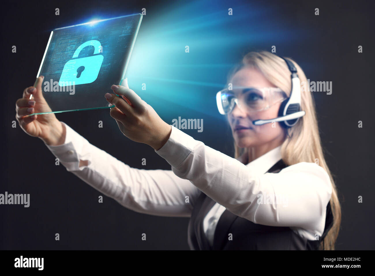 Business, tecnologia Internet e networking concetto. Giovane imprenditore lavorando sul suo computer portatile, selezionare l'icona security virtuale sul display. Foto Stock