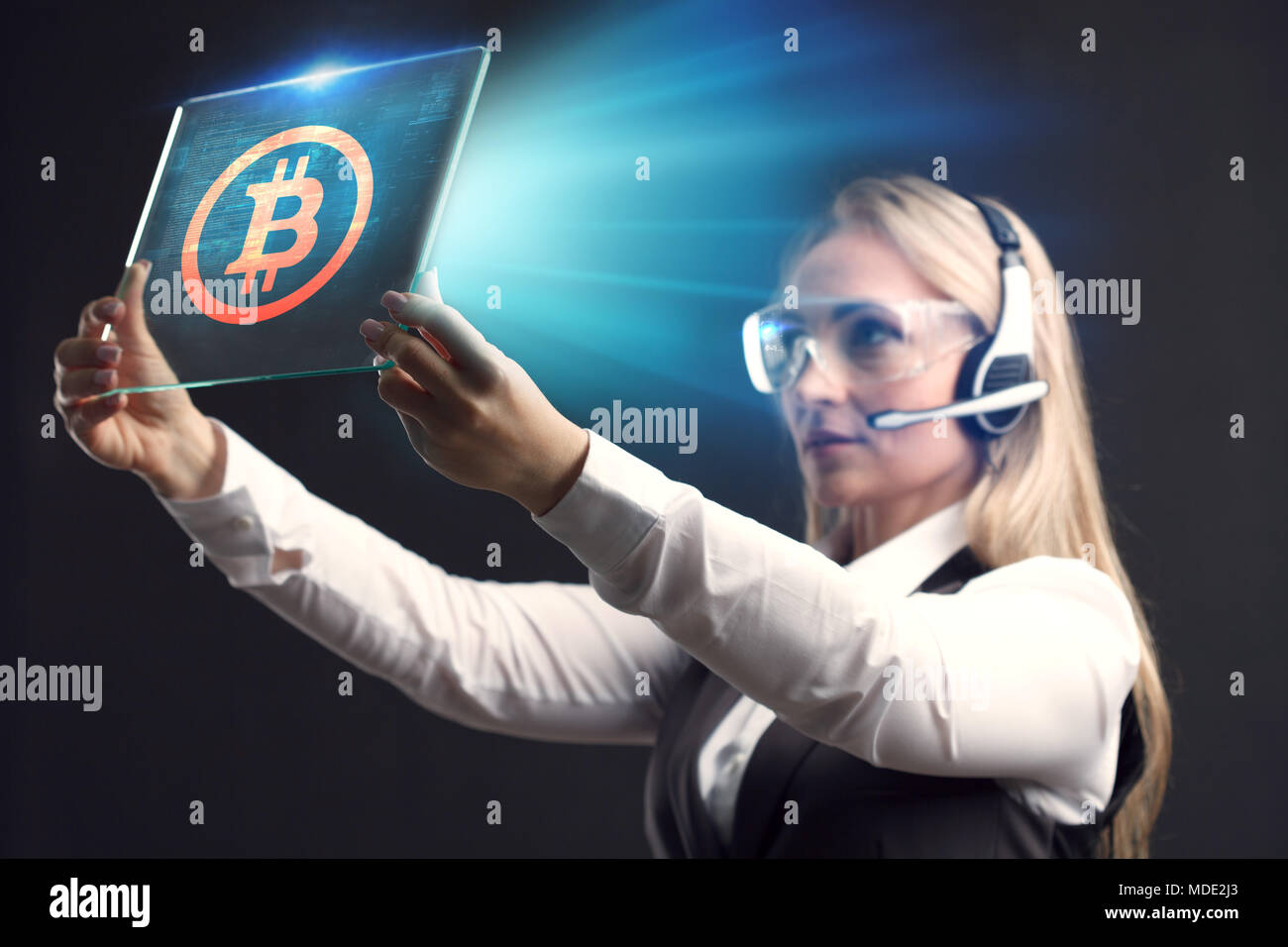 Business, tecnologia Internet e networking concetto. Giovane imprenditore lavorando sul suo computer portatile, selezionare l'icona bitcoin virtuale sul display. Foto Stock