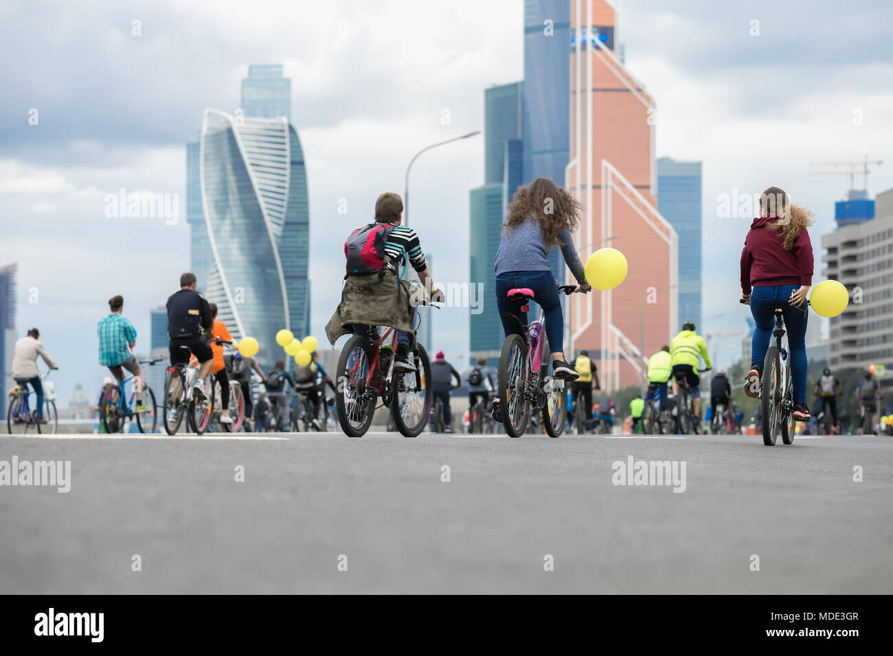 Messa in bicicletta in città. Giovani famiglie, partecipare a corse ciclistiche. Concetto di stile di vita sano, comune di svago, sport Foto Stock