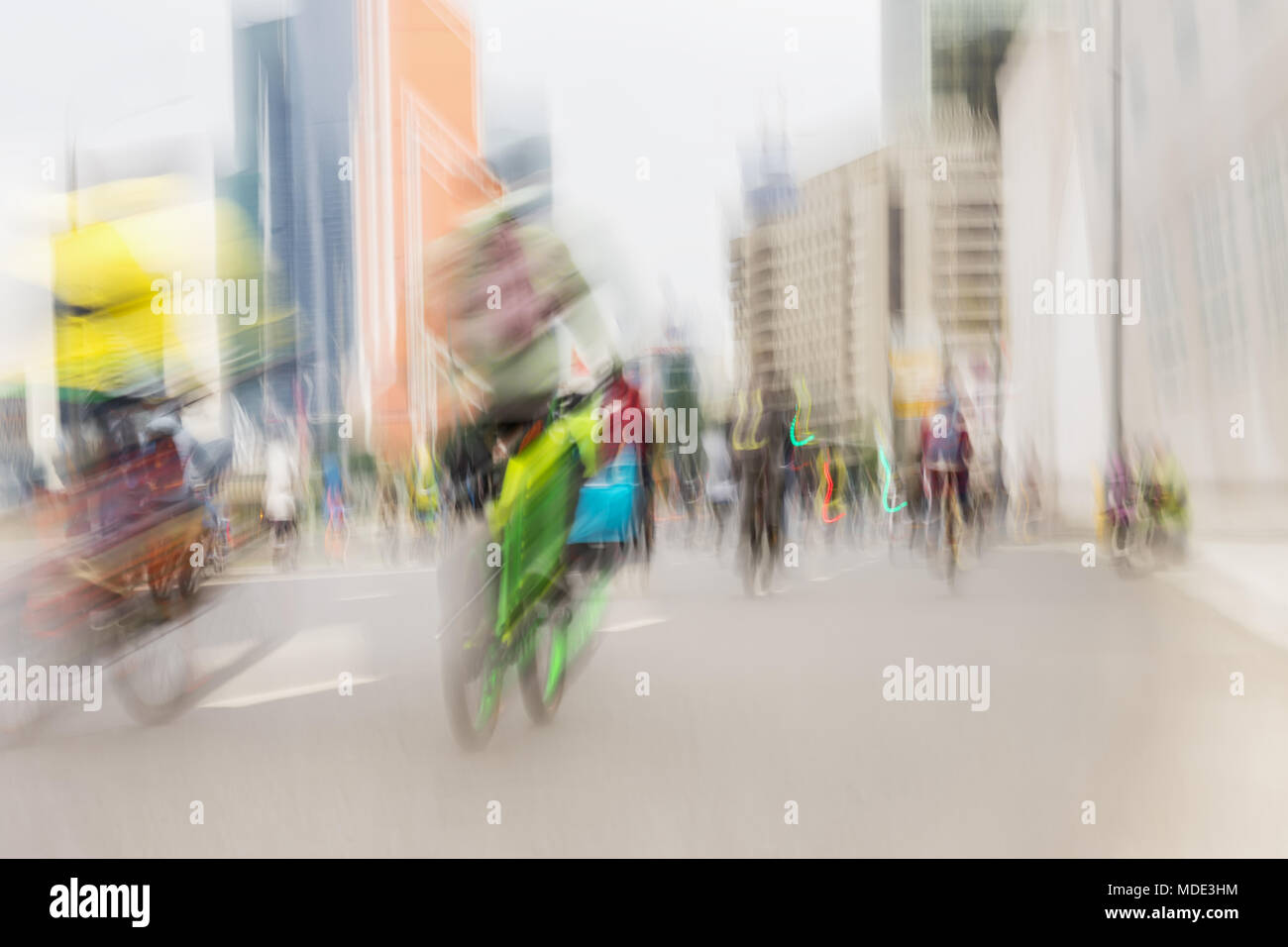 Abstract background del gruppo colorato di massa in bicicletta in città, maratona, effetto di sfocatura, irriconoscibili volti. Sport e fitness e uno stile di vita sano concetto. Foto Stock