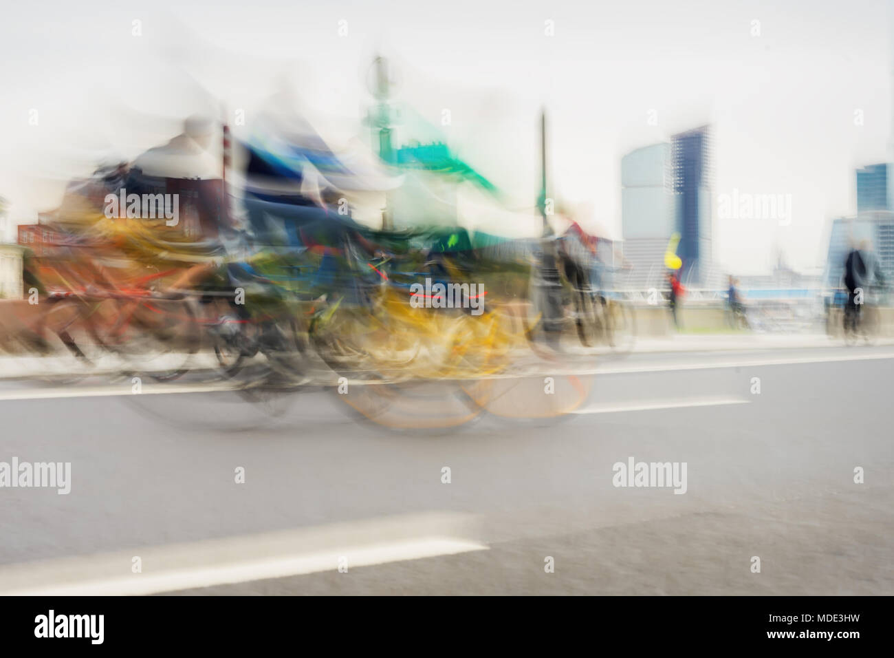 Multi-colore sfondo astratta di un gruppo di ciclisti in città street, city marathon, effetto di sfocatura, irriconoscibili volti. Sport e fitness e uno stile di vita sano concetto. Foto Stock