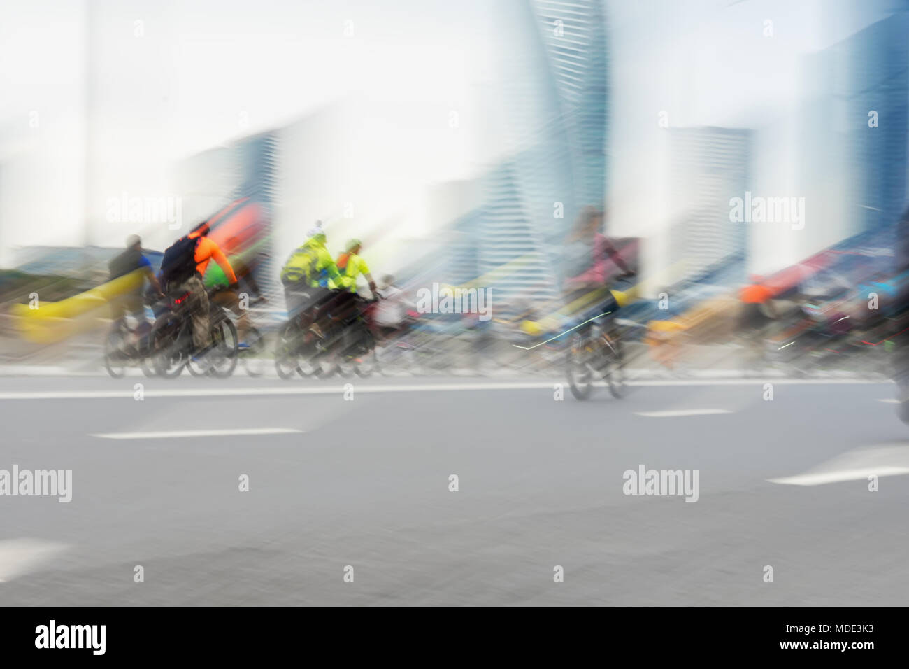 Abstract background del gruppo colorato di massa in bicicletta in città, maratona, effetto di sfocatura, irriconoscibili volti. Sport e fitness e uno stile di vita sano concetto. Foto Stock