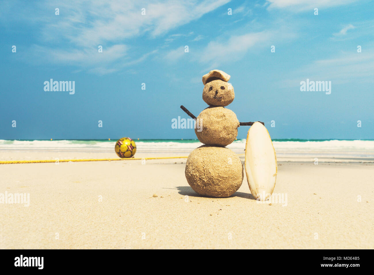 Tourist traveler accecati dalla sabbia sulla spiaggia in mezzo alla bellissima e mare blu cielo nuvoloso. concetto di turismo, viaggi in paesi caldi in inverno. ente Foto Stock
