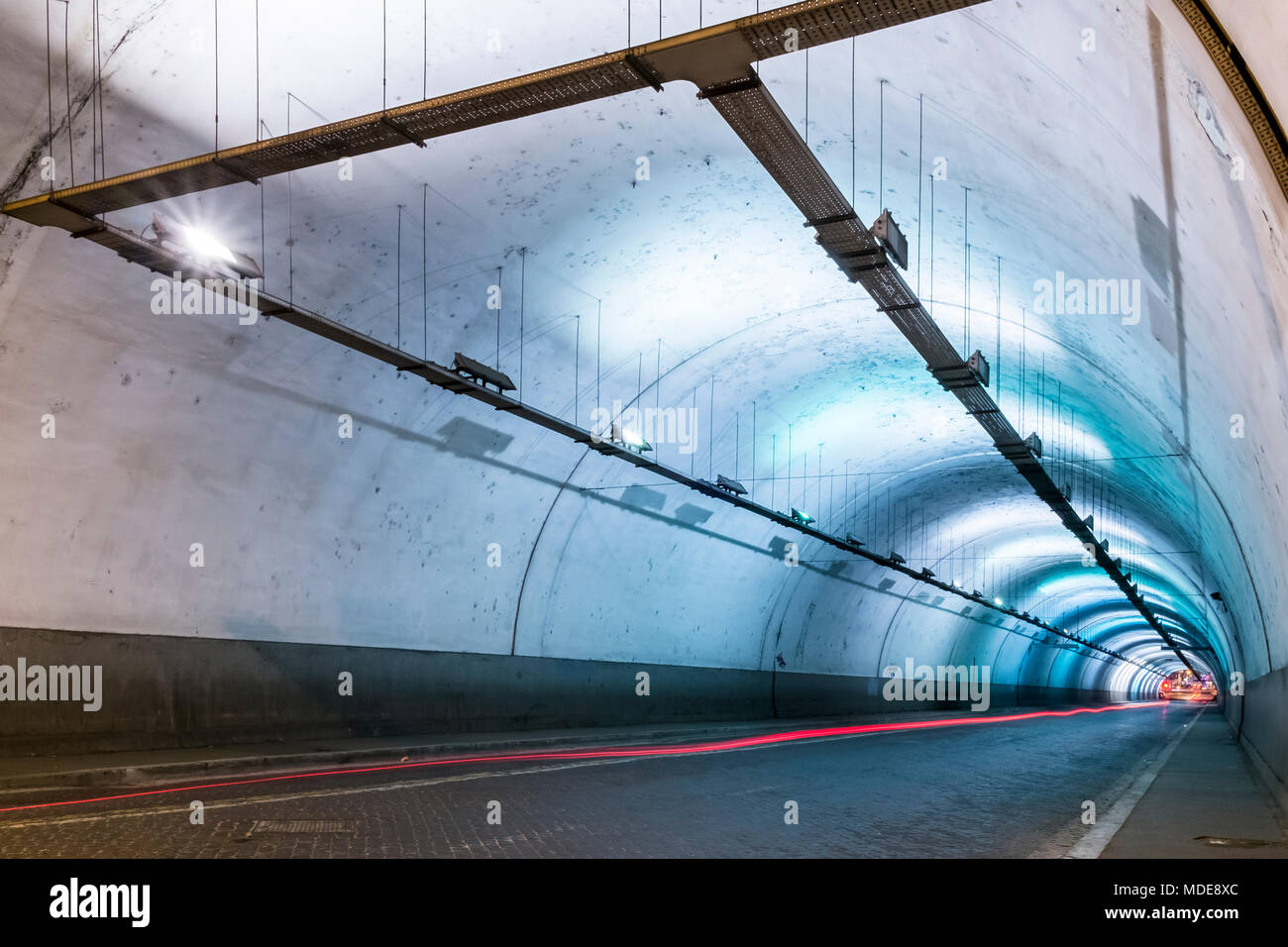 Una lunga esposizione dell'interno di un illuminato artificialmente tunnel del traffico Foto Stock