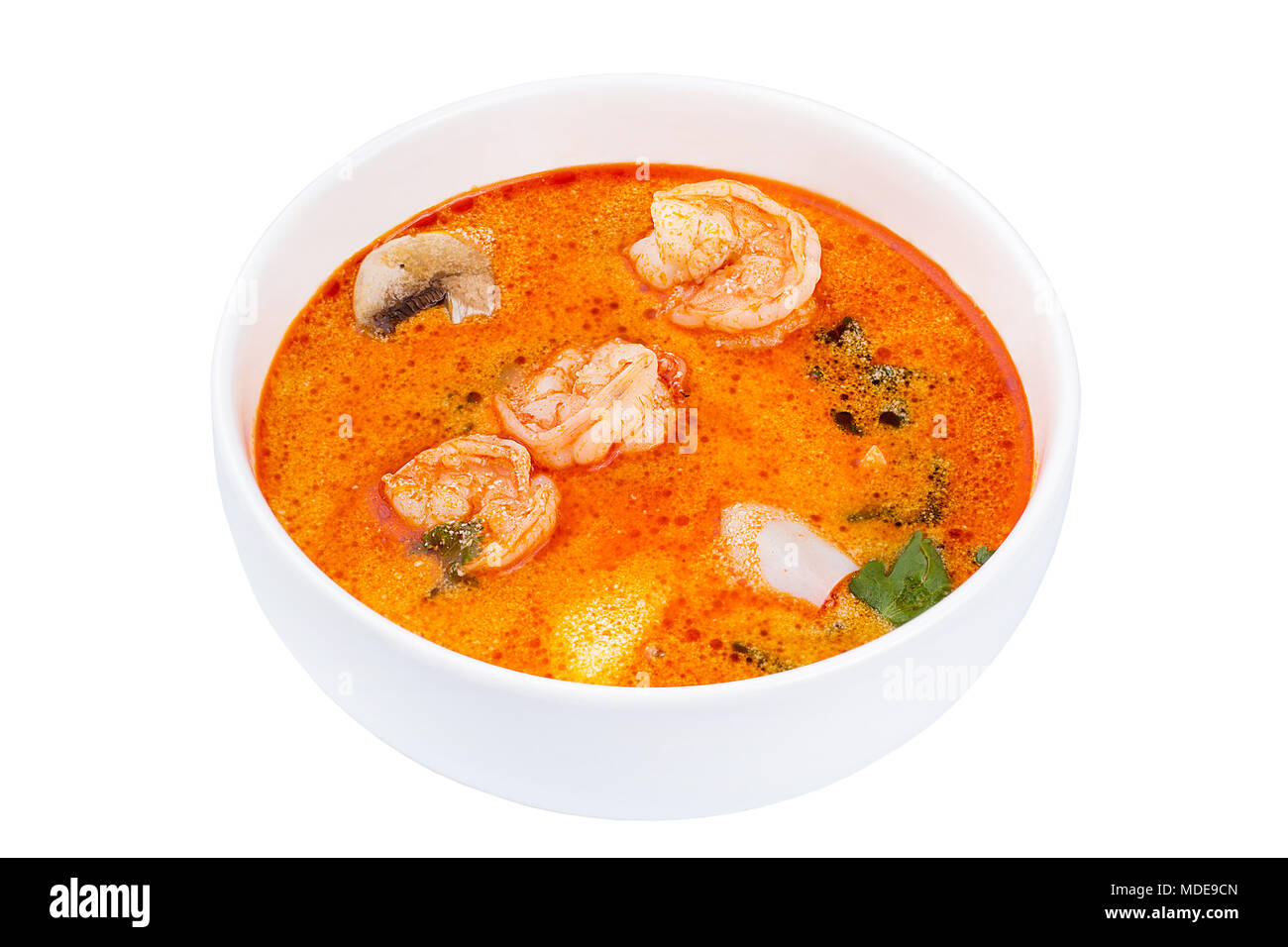 Cibo tailandese Tom Yum Gong. La zuppa in una ciotola bianco isolato su sfondo bianco. Minestra con un elevato angolo di visualizzazione. Foto Stock