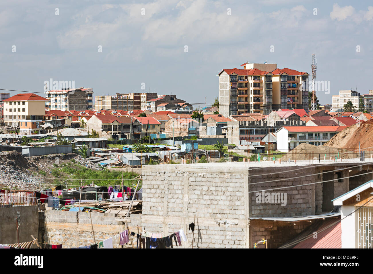 Vista da Tassia sulla Ngong fiume e una baraccopoli e garbage dump per Donholm nel sud-est di Nairobi, in Kenya. Foto Stock