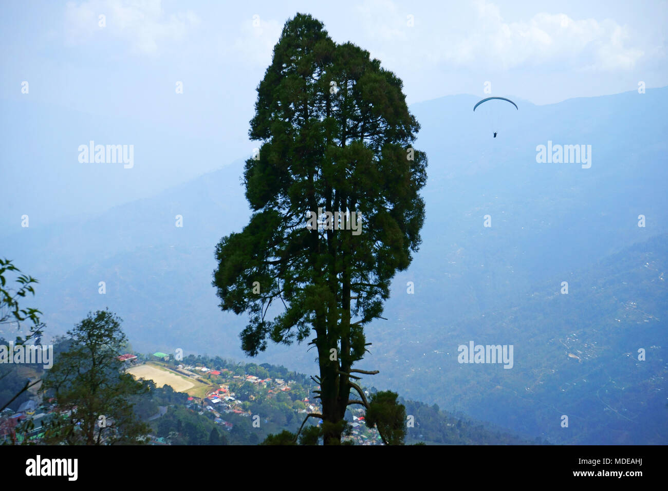 Parasail battenti da Observatory hill a Darjeeling, West Bengal, Induia Foto Stock