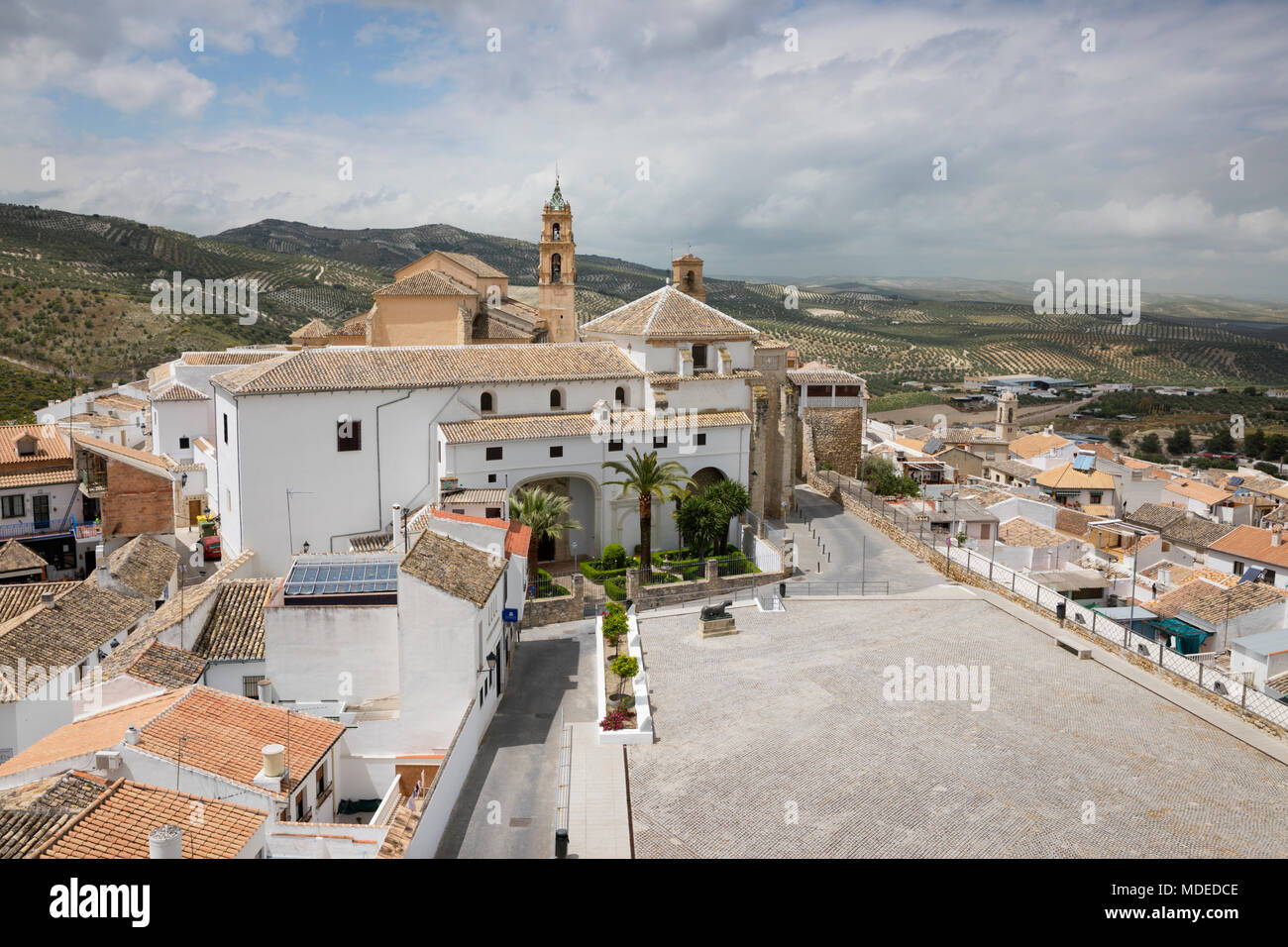 Vista sopra la città vecchia con il Convento de Madre de Dios e Parroquia Santa Maria la Mayor, Baena, Andalusia, Spagna, Europa Foto Stock
