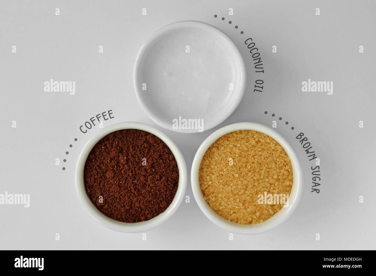 In casa scrub viso fatto di olio di noce di cocco, polvere di caffè e lo  zucchero di canna Foto stock - Alamy