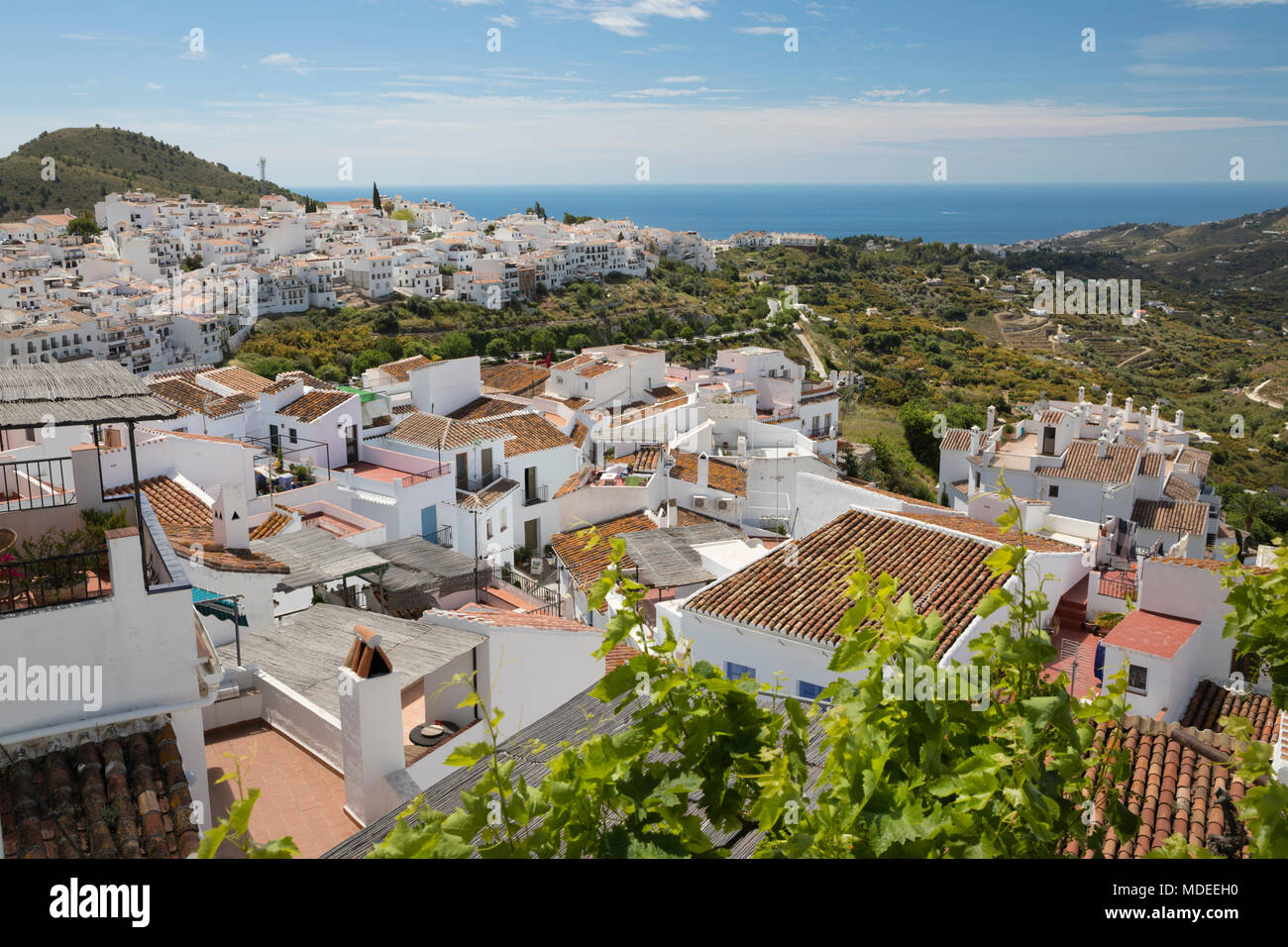 Vista su bianco villaggio andaluso con vista al mare, Frigiliana, provincia di Malaga, Costa del Sol, Andalusia, Spagna, Europa Foto Stock