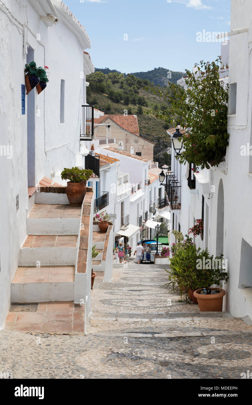 Strade strette con bianche case andaluse nel villaggio di montagna, Frigiliana, provincia di Malaga, Costa del Sol, Andalusia, Spagna, Europa Foto Stock
