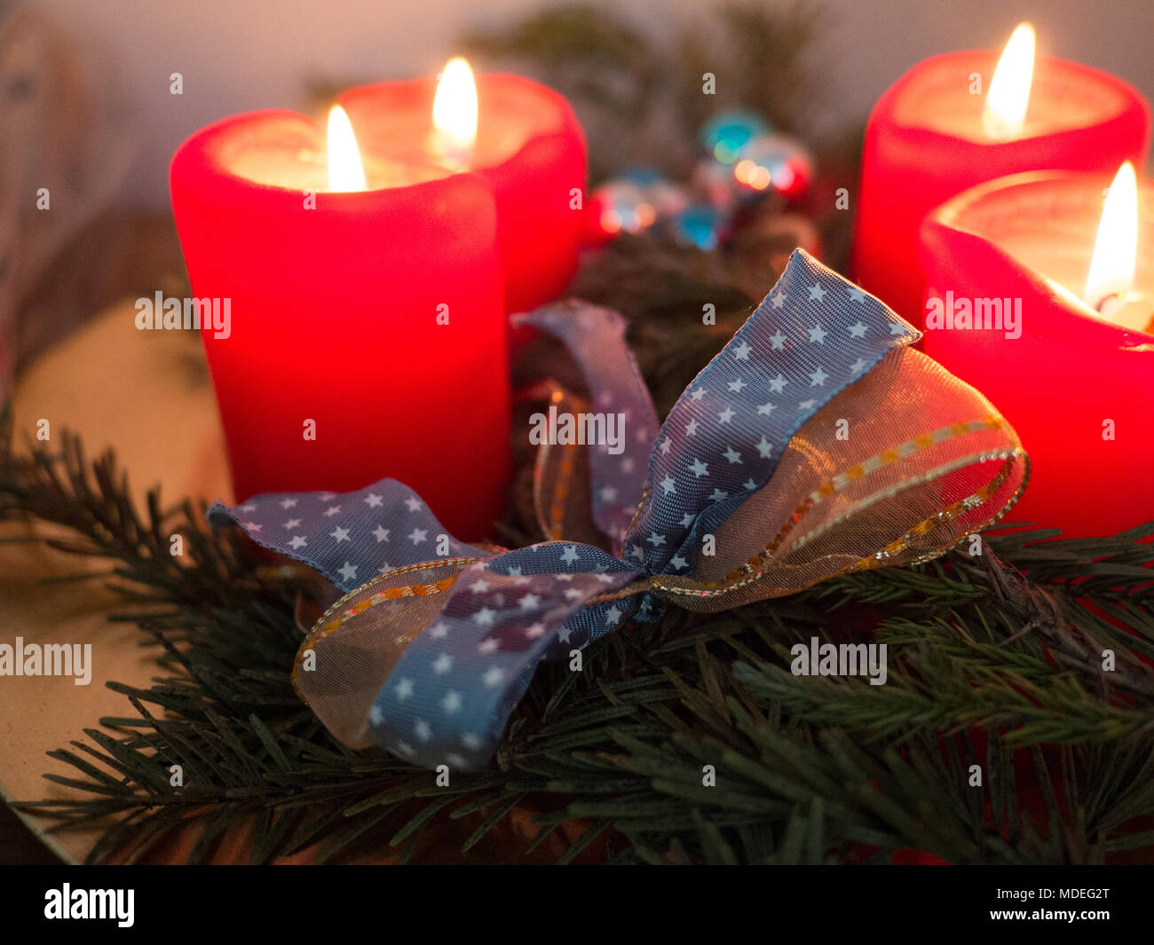 Austrian ghirlanda di Natale con candele accese su una tabella Foto Stock