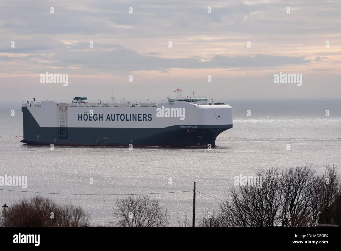 La Hoegh viaggiatore il autoliner che arrivano nel fiume Tyne su la mattina presto la bassa marea, sulla costa nord est. Foto Stock