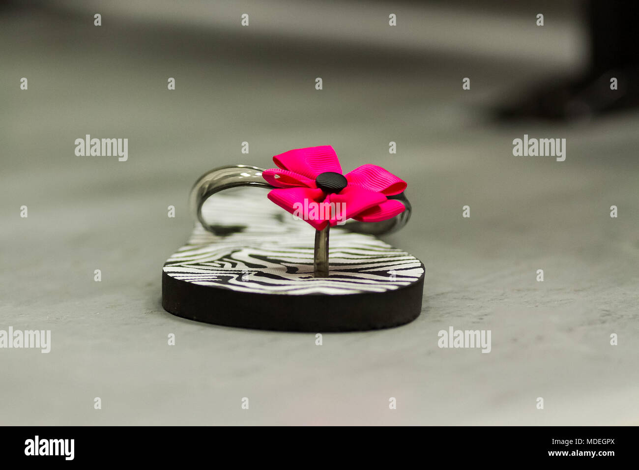 Un flip flop a sinistra dietro dopo la prova Foto Stock