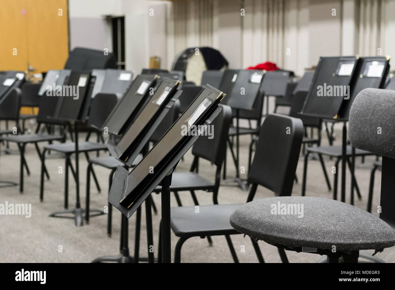 L'insegnante di musica ha preparato la classe per la classe successiva Foto Stock