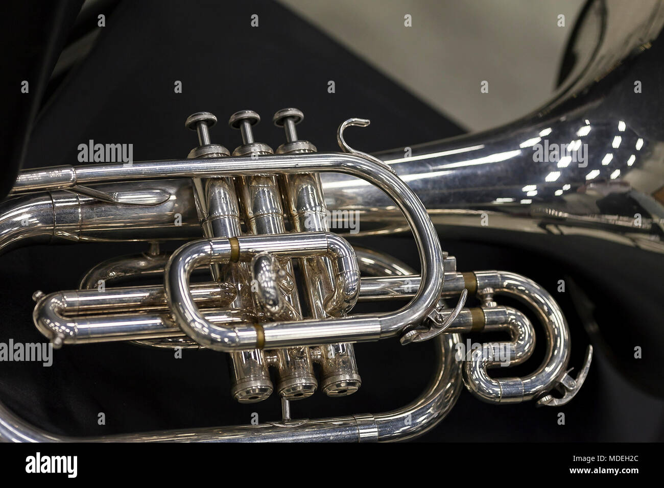 Le valvole di una marching band mellophone Foto Stock