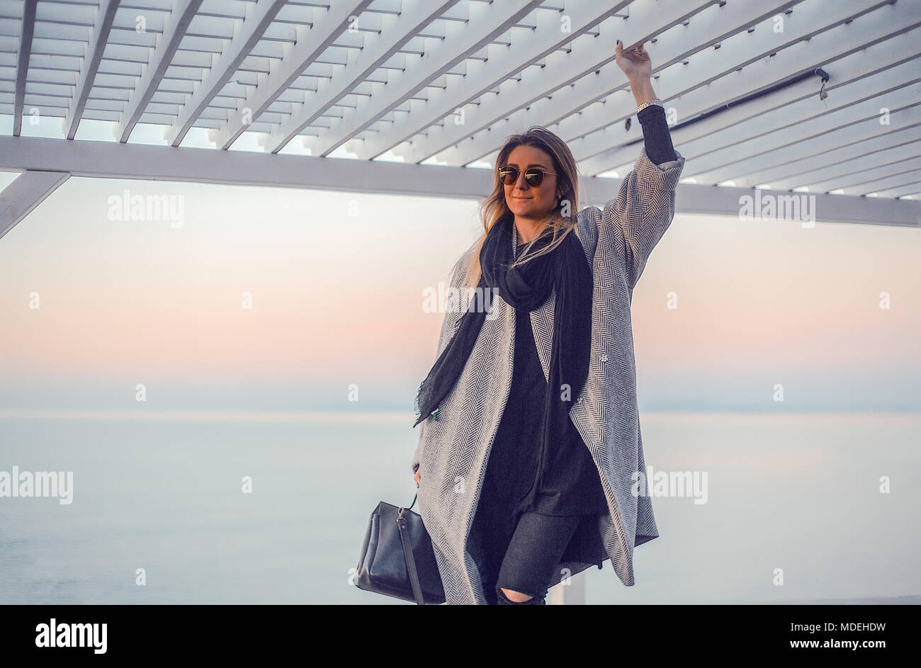 Ritratto di donna che indossa cappotto invernale e occhiali da sole che guarda lontano, Odessa, Odeska, Oblast di Ucraina Foto Stock
