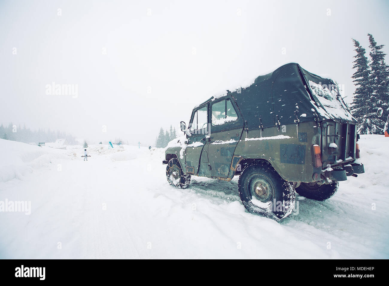 Veicolo fuoristrada su neve campo, Gurne, Ucraina Foto Stock