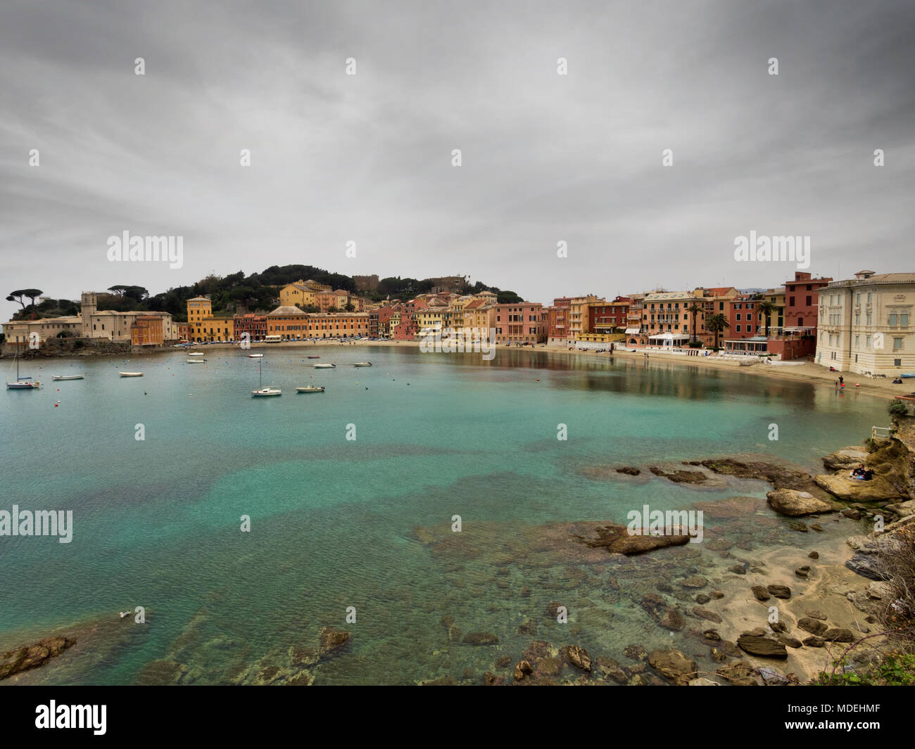 Bella Baia, sempre più popolare con i turisti e la gente del posto in estate. Foto Stock