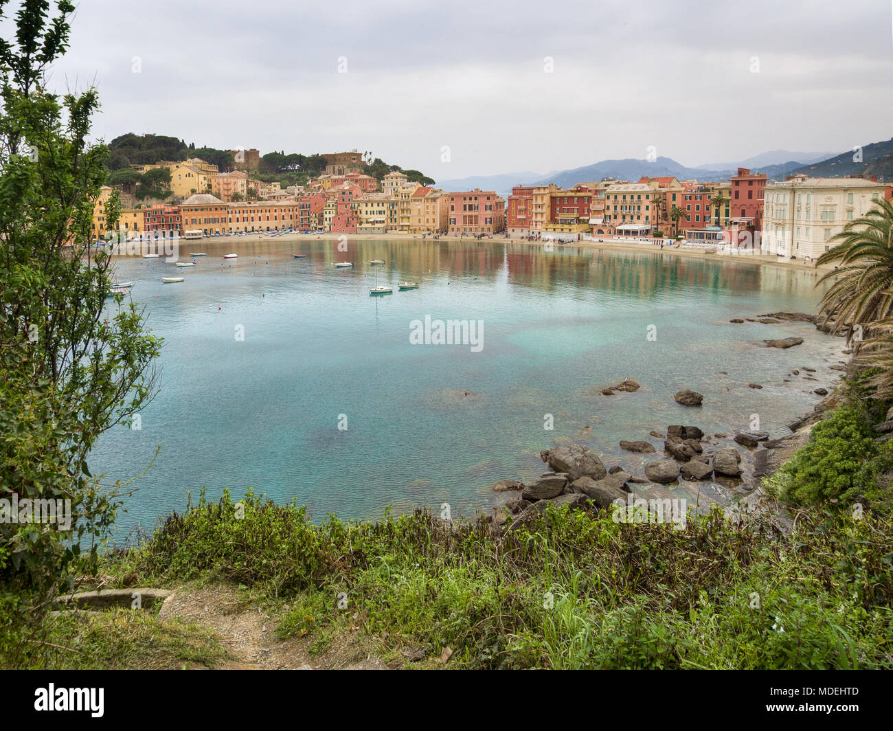 Baia del Silenzio a Sestri Levante, Italia. Fuori stagione. Bella tranquilla baia, popolare con i turisti e la gente del posto in estate. Foto Stock