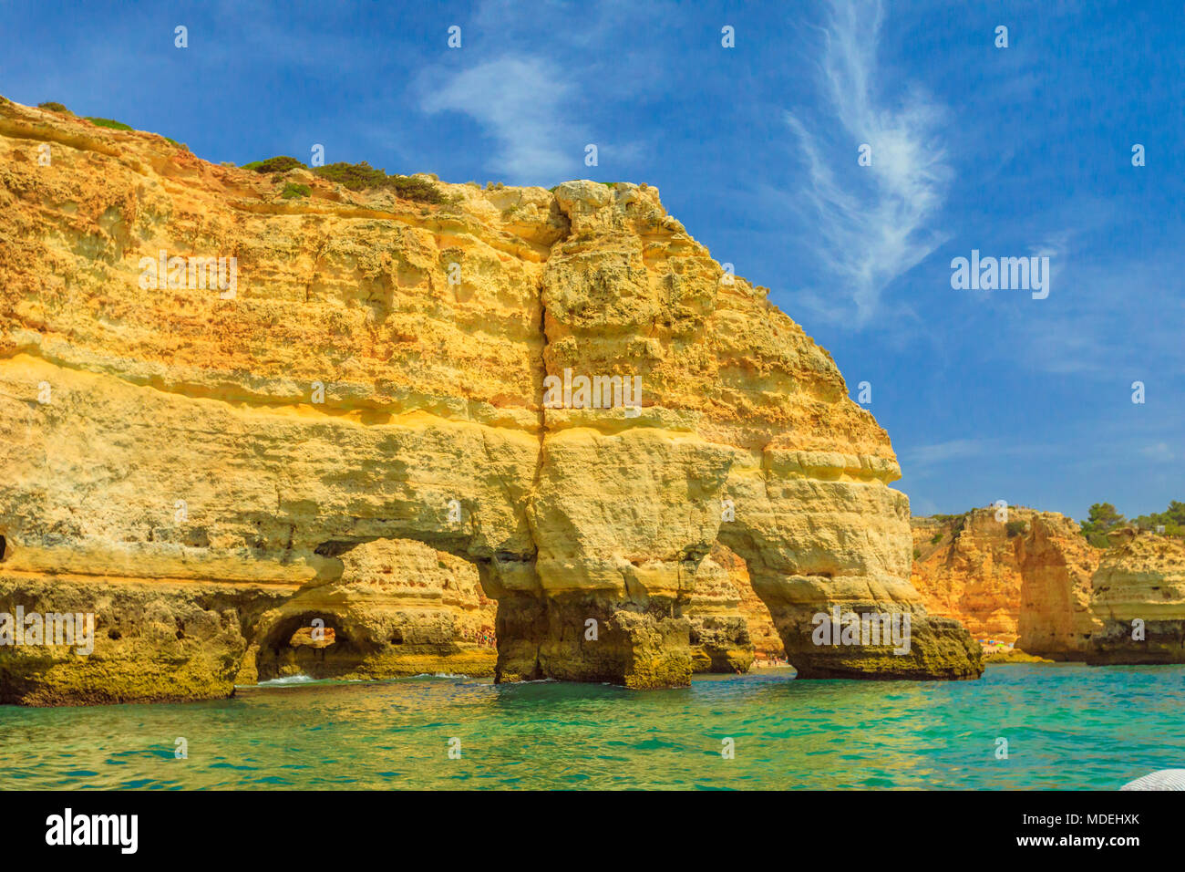 L'iconico arco naturale di Praia da Marinha in Algarve, Portogallo, Europa vista da popolari Boat gita della caverna lungo costa Algarve. Marinha Beach è una delle 100 più belle spiagge di tutto il mondo. Foto Stock