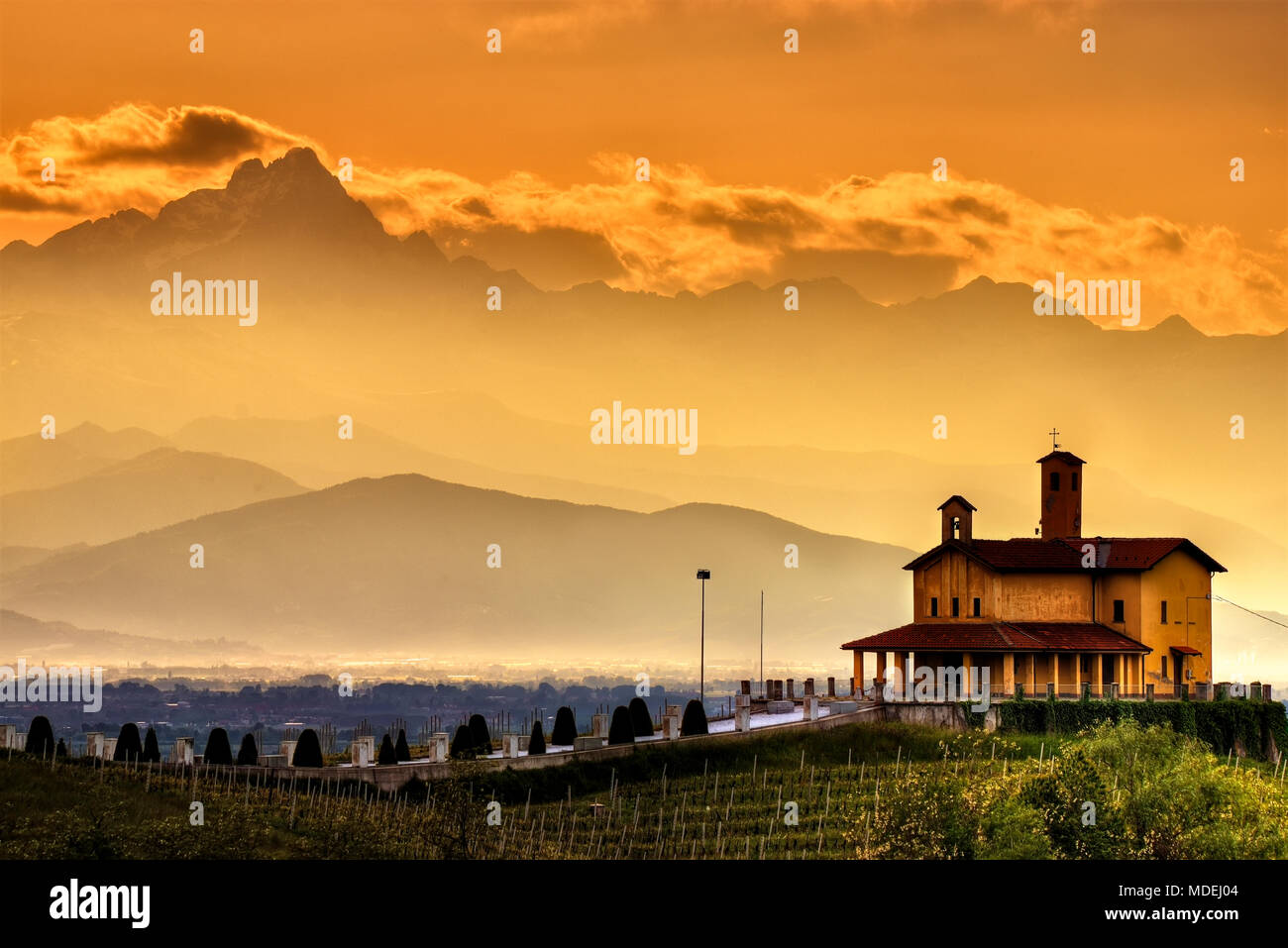 La chiesa del Santuario partigiano di Bastia Mondovi con, sullo sfondo, il 'Stone King", il Monviso (3841m.). Foto Stock