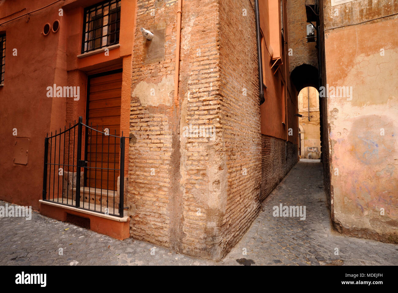 Italia, Roma, Vicolo di San Trifone, strada laterale vicino a Via dei Coronari, la corsia più stretto a Roma Foto Stock