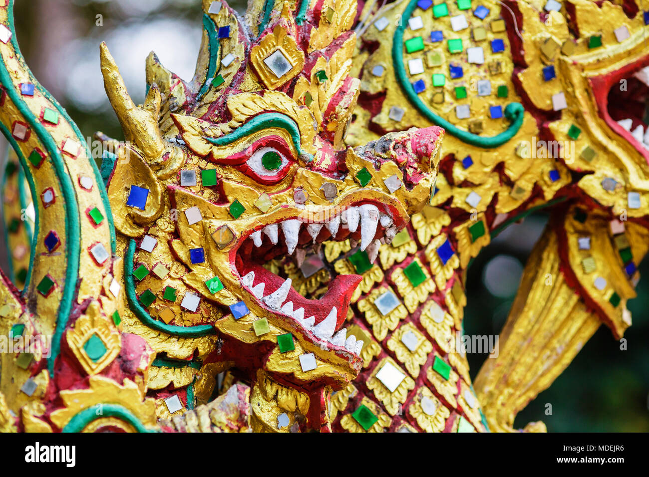 Colorato testa di drago scultura close-up Foto Stock