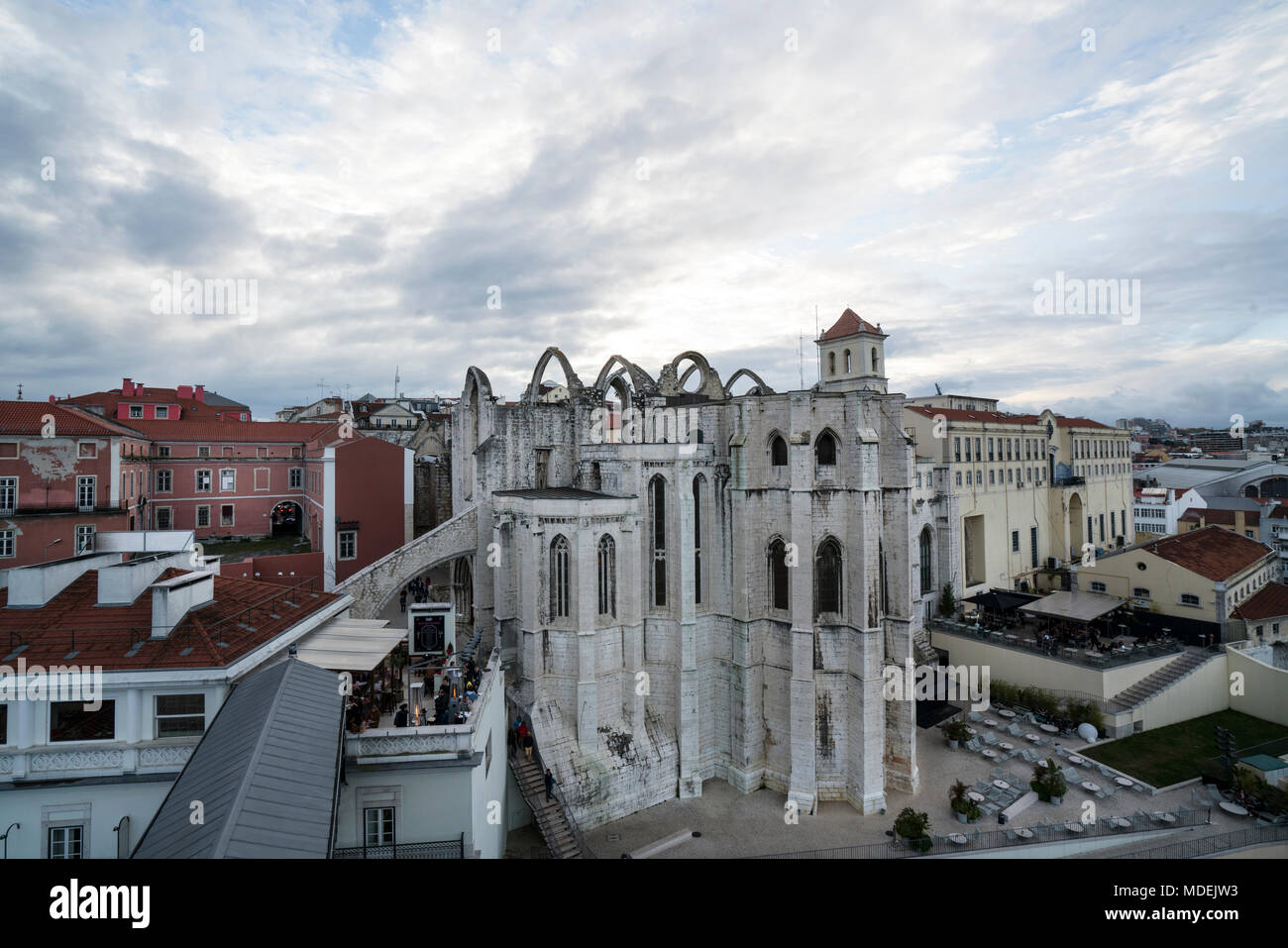 Una veduta aerea del Convento do Carmo a Lisbona, Portogallo Foto Stock