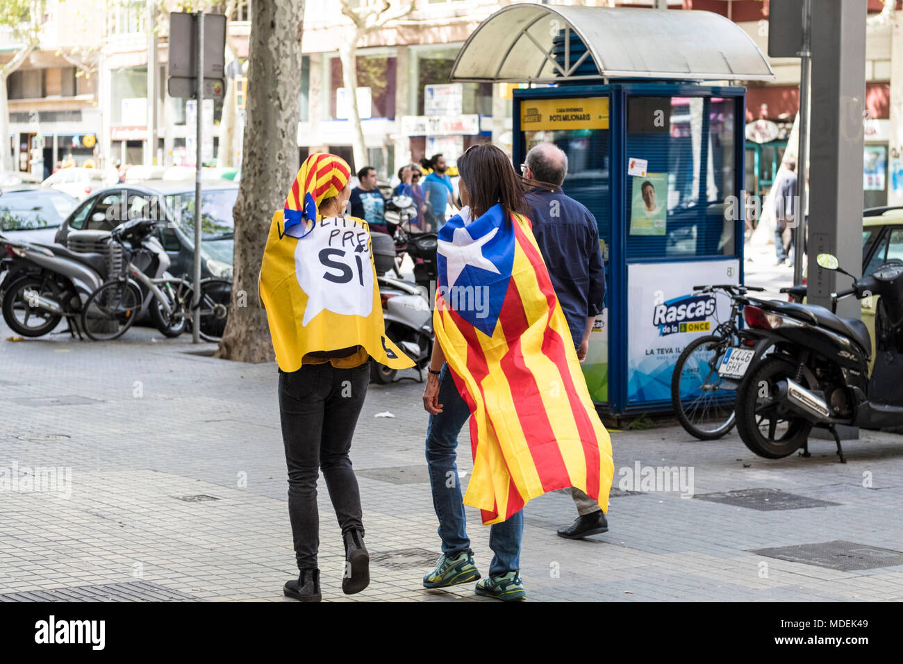 Indipendenza Catalana sostenitori nel centro cittadino di Barcellona, 15 aprile 2018. Le proteste hanno formati seguenti la detenzione di attivisti Jordi Cuixart e Jo Foto Stock