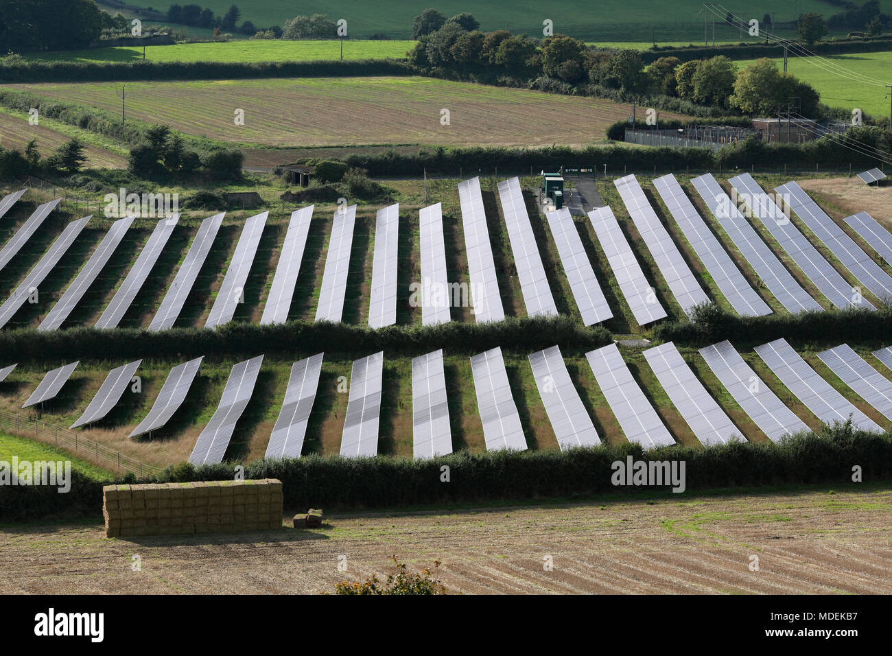 Guardando verso il basso sulla fotovoltaici che comprendono la Porta Milborne Fattoria solare, vicino Milborne Port, Somerset. Foto Stock