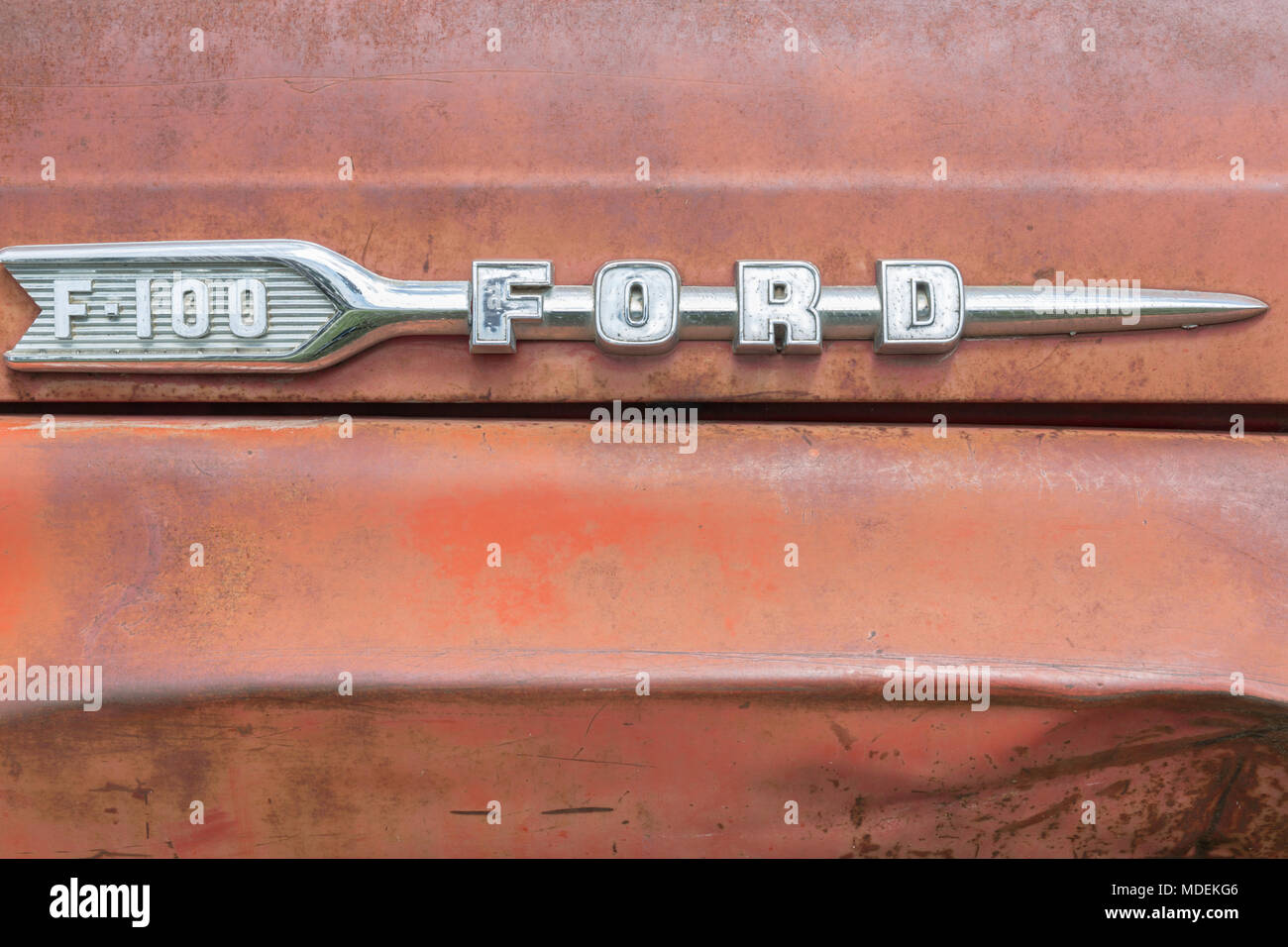 Ford F-100 ornamento della vecchia auto a CTC Auto Ranch in Denton Texas Foto Stock